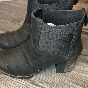 Sorel Addington Chelsea Boots women's shoes size 8 combat waterproof